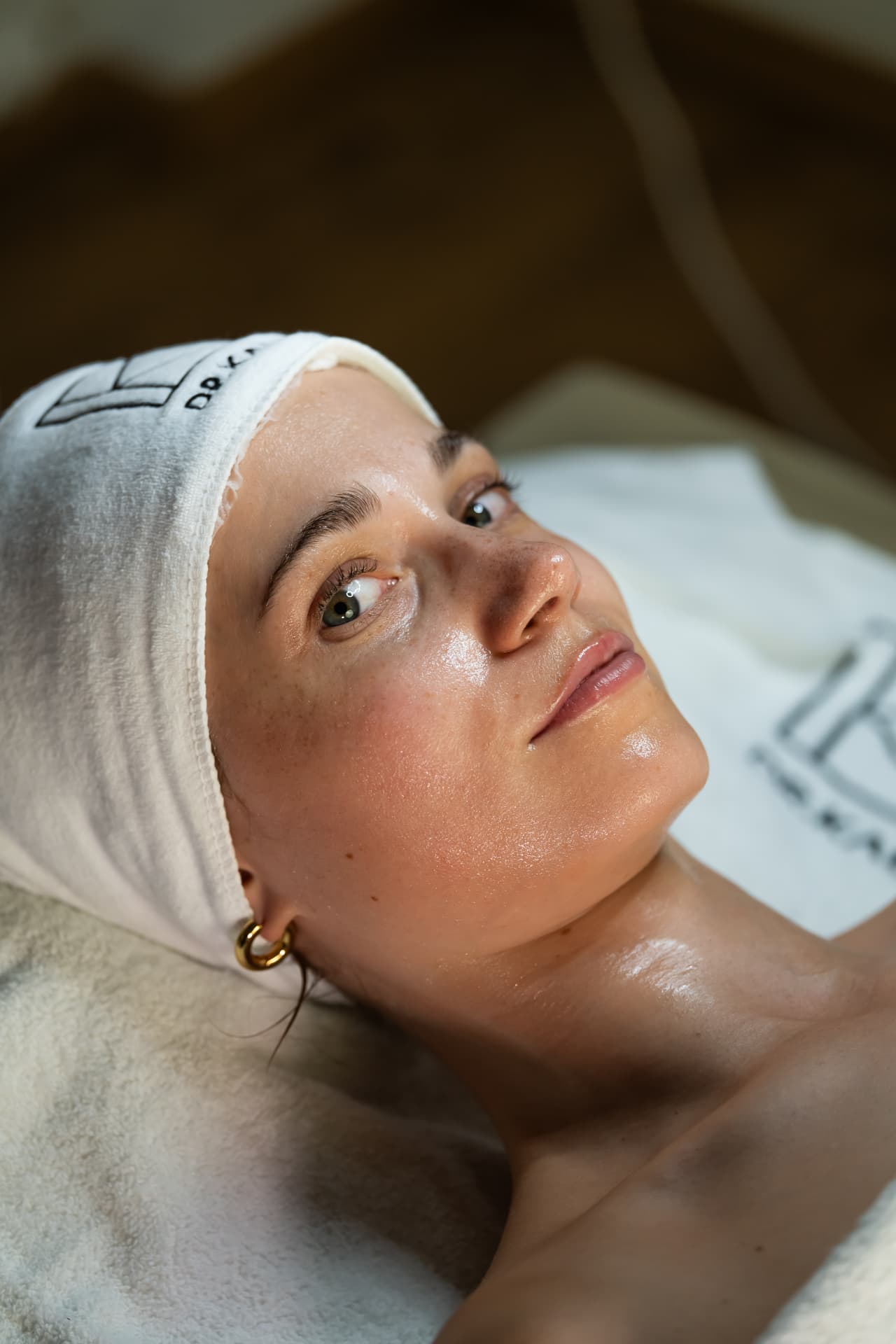 Client with fresh, hydrated skin after a Glow Recovery facial in Zürich